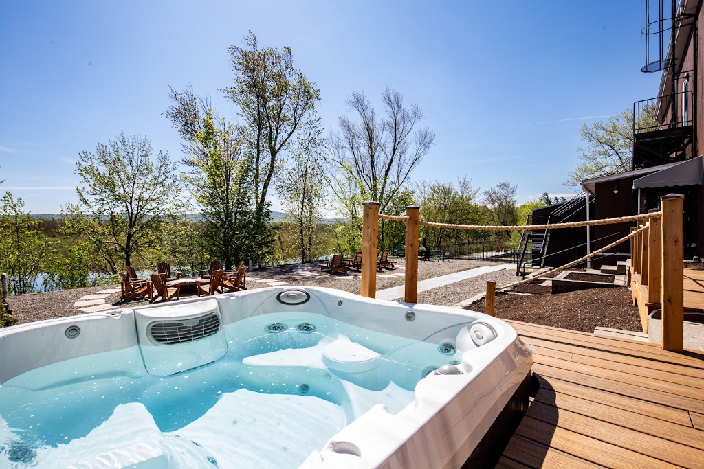 Hôtel Suites Lac-Brome | 572 Chemin Lakeside, Foster, QC J0E 1R0, Canada | Phone: (888) 922-0404