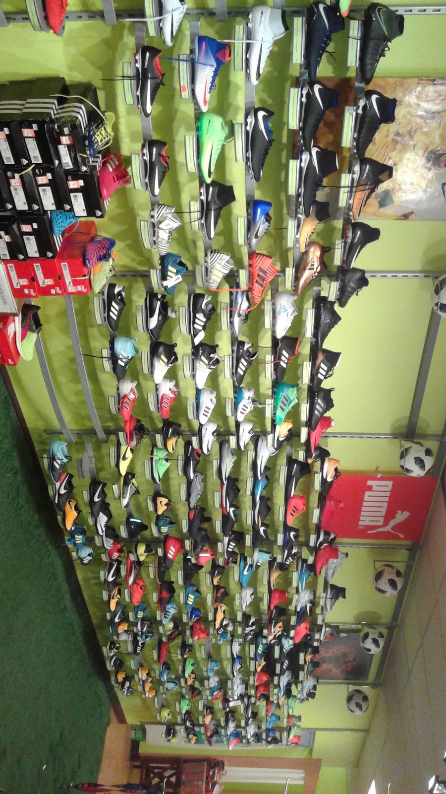Soccer Experts | 2750 Bd Saint-Charles, Kirkland, QC H9H 3B6, Canada | Phone: (514) 694-0505