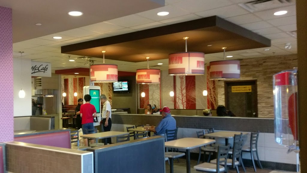 McDonalds | 377 Burnhamthorpe Rd E, Mississauga, ON L5A 3Y1, Canada | Phone: (905) 270-3529