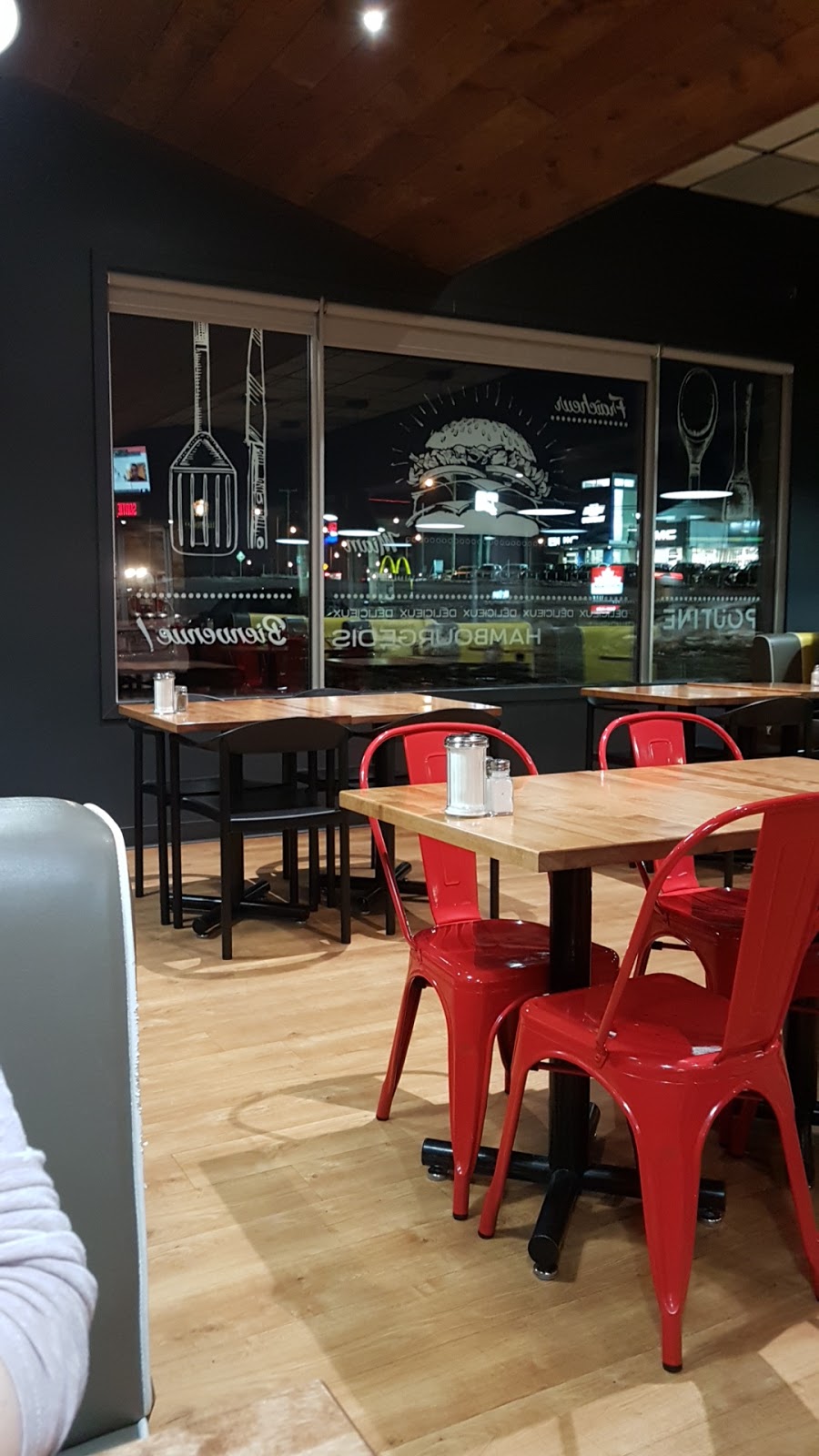 Restaurant La Belle Province | 427 Rue de la Rivière, Cowansville, QC J2K 1N4, Canada | Phone: (450) 260-1000