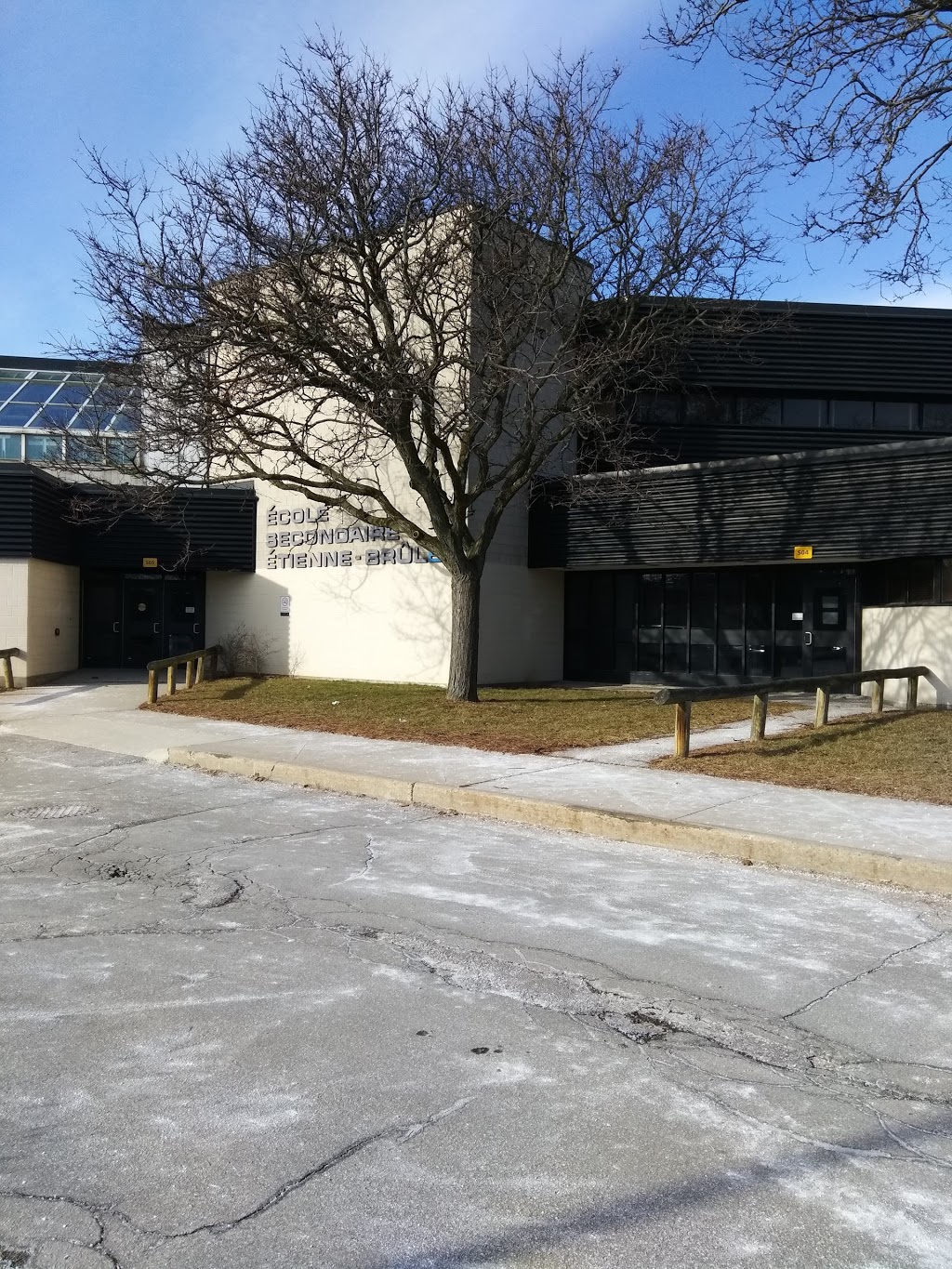 School Secondary ÉtienneBrûlé 300 Banbury Rd, North York, ON M2L 2V3