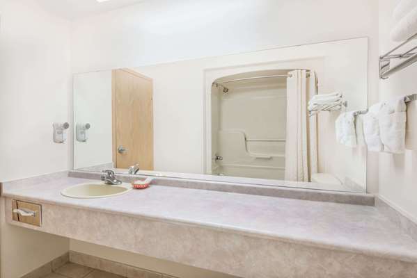 Super 8 by Wyndham Ambassador Bridge Windsor ON | 2265 Huron Church Rd, Windsor, ON N9C 2L9, Canada | Phone: (519) 966-8868