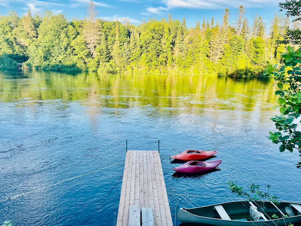 Chalet Shannon Beach | 12 Rue Leclerc, Shannon, QC G0A 4N0, Canada | Phone: (418) 563-0963