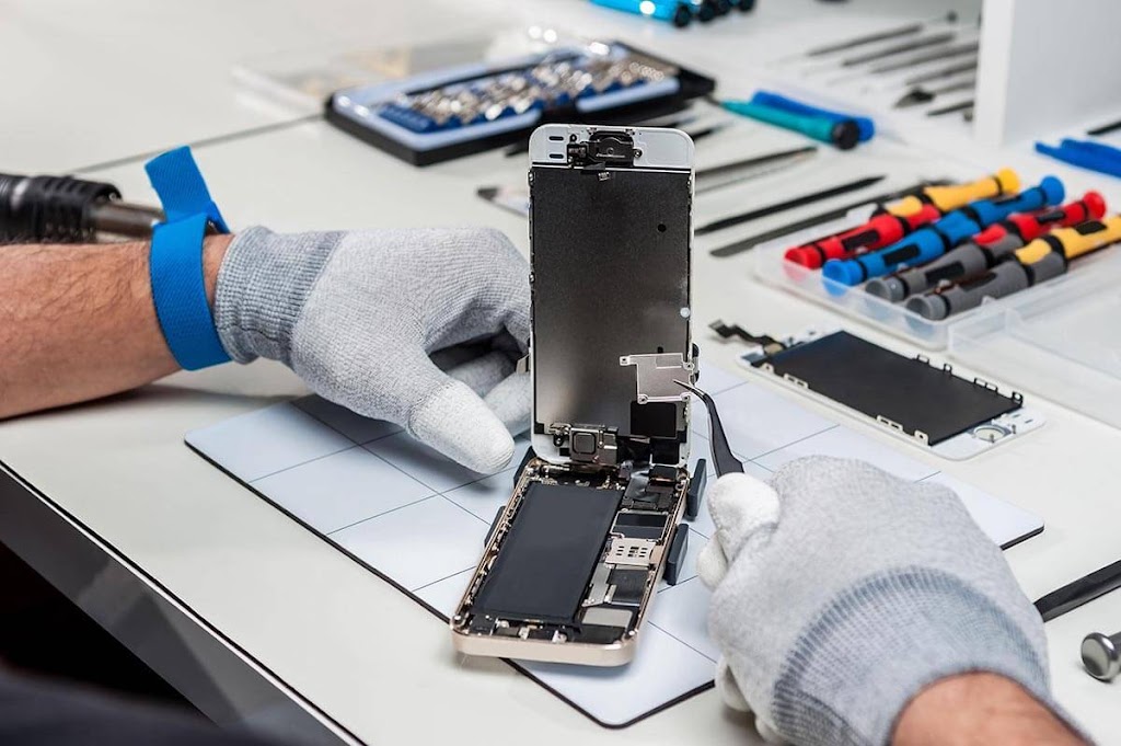 Mobilinq Accessories and Repairs | 1200 37 St SW, Westbrook Mall, Bank of Montreal Enterence, Calgary, AB T3C 1S2, Canada | Phone: (587) 700-9941