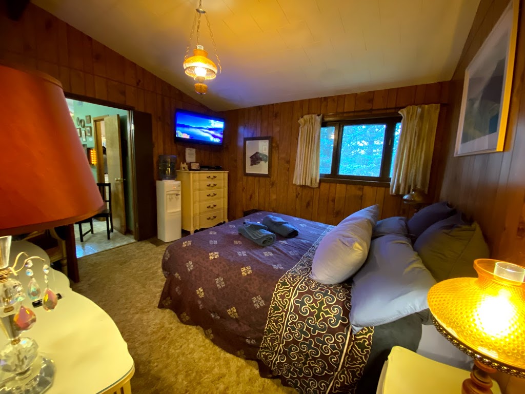 Bowering Lodge / Guest House | 608069, 12th Side Rd, The Blue Mountains, ON N0H 2P0, Canada | Phone: (705) 888-2551