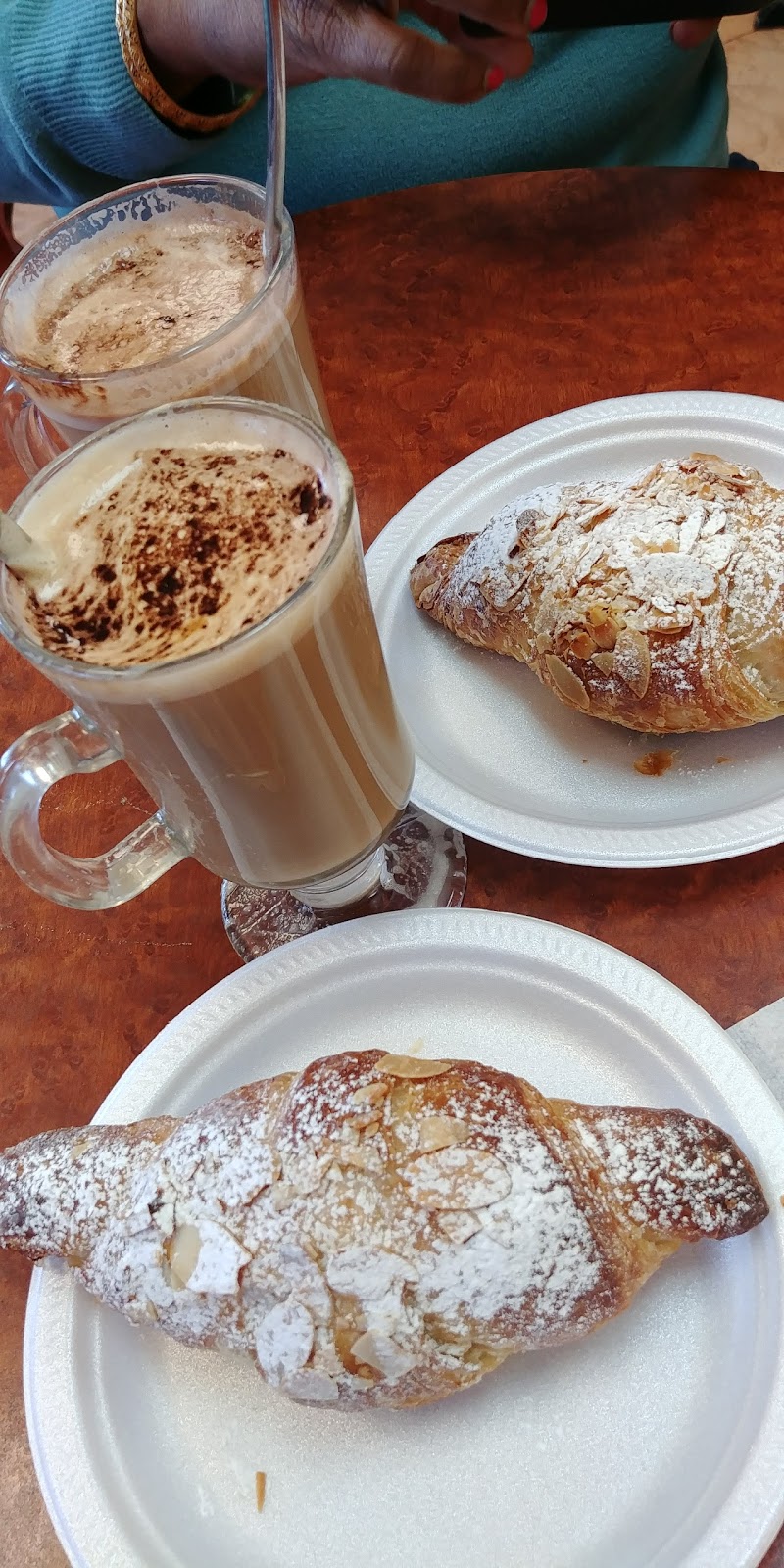 Diana Pasteccerea Cafe | 4910 Tomken Rd, Mississauga, ON L4W 1J8, Canada | Phone: (905) 206-0200