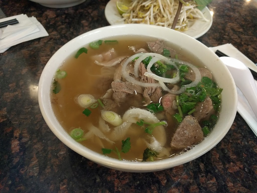 Pho Binh Minh Restaurant | 4710 17 Ave SE, Calgary, AB T2A 0V1, Canada | Phone: (403) 235-2521