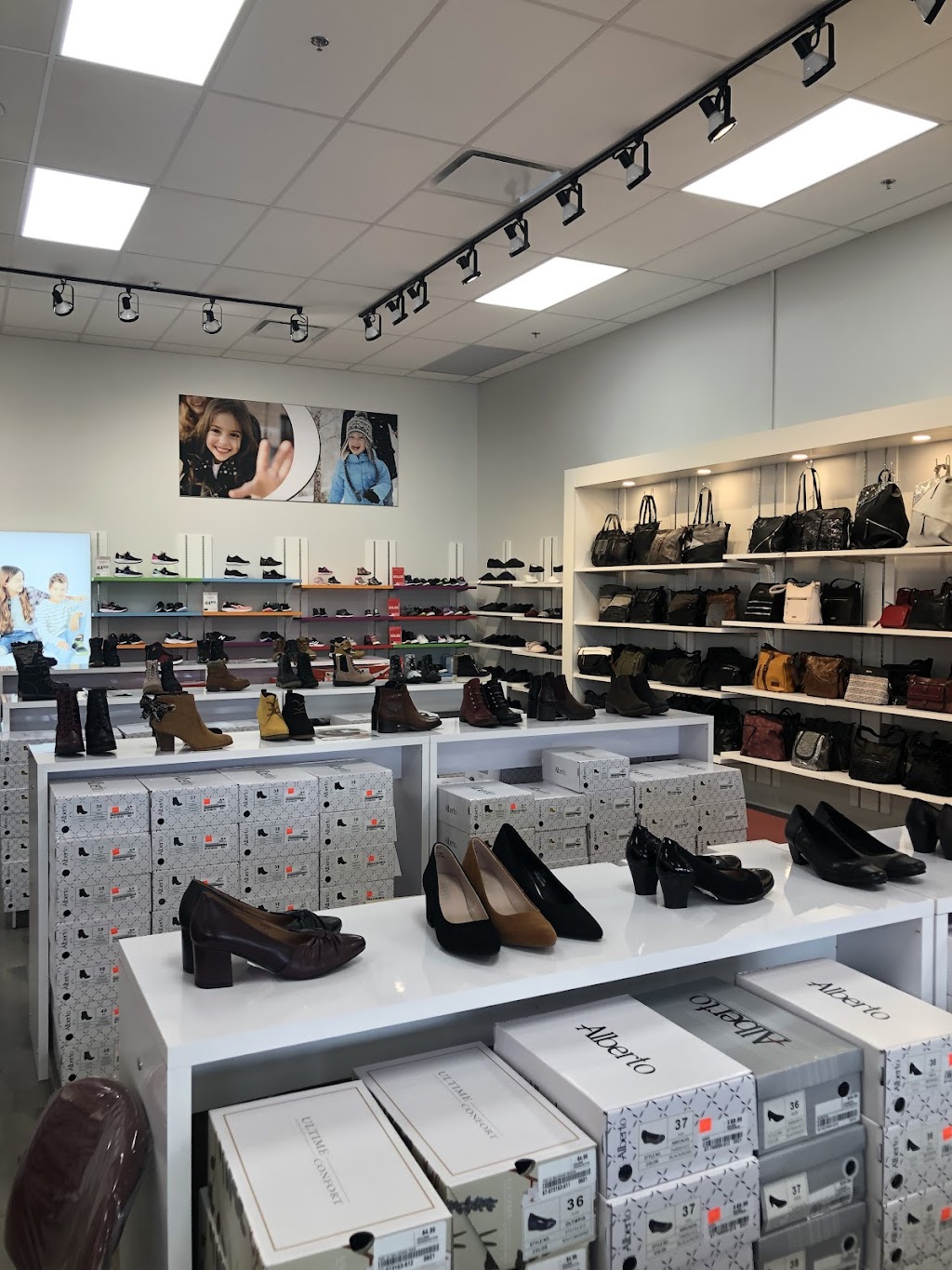 Chaussures Pop | 625 1re Rue Poiré, La Pocatière, QC G0R 1Z0, Canada | Phone: (418) 856-1366