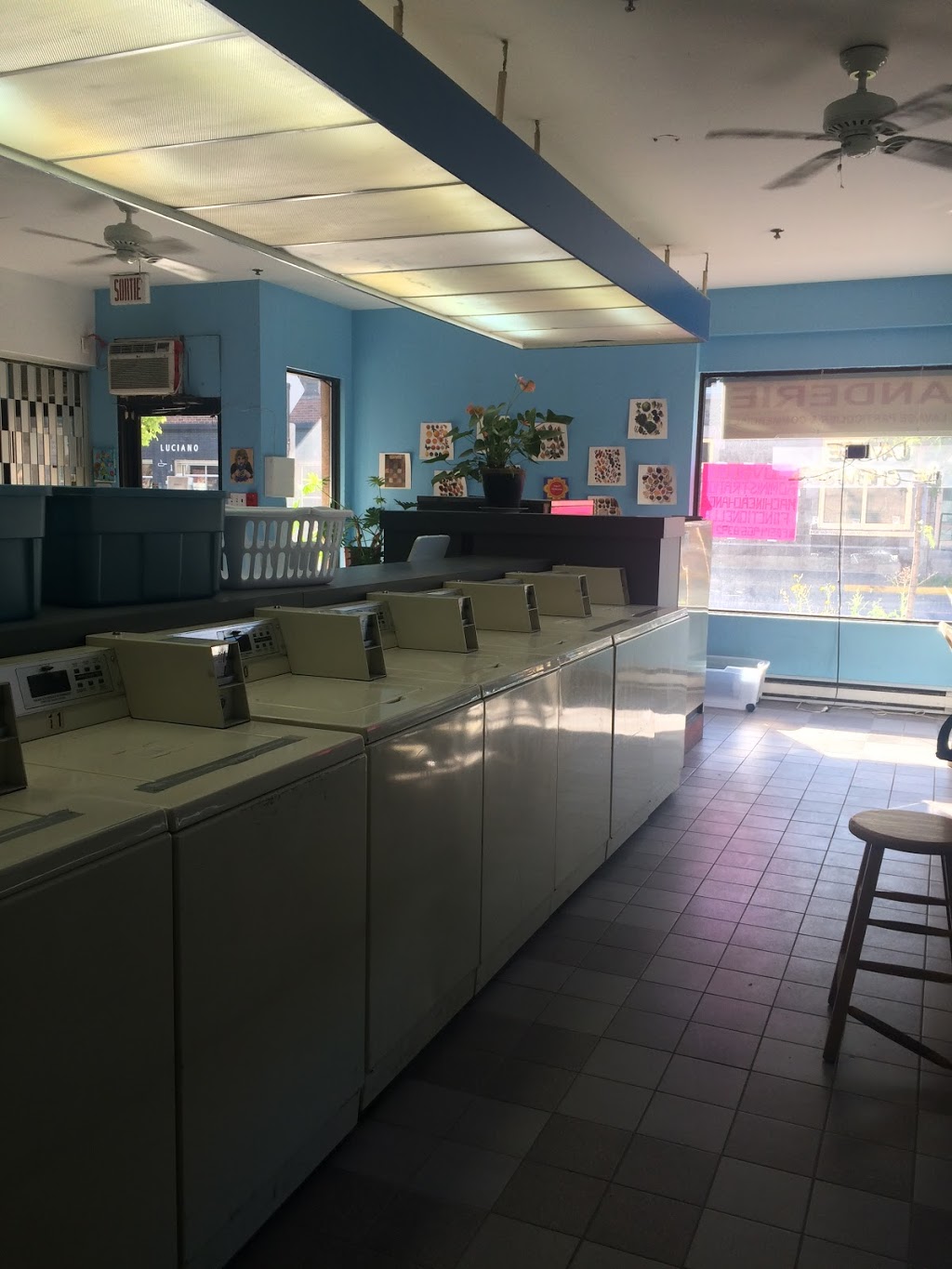 The box cleaner Soap Laundry | 1201 Rue Saint-Zotique E, Montréal, QC H2S 1N6, Canada | Phone: (514) 274-2424