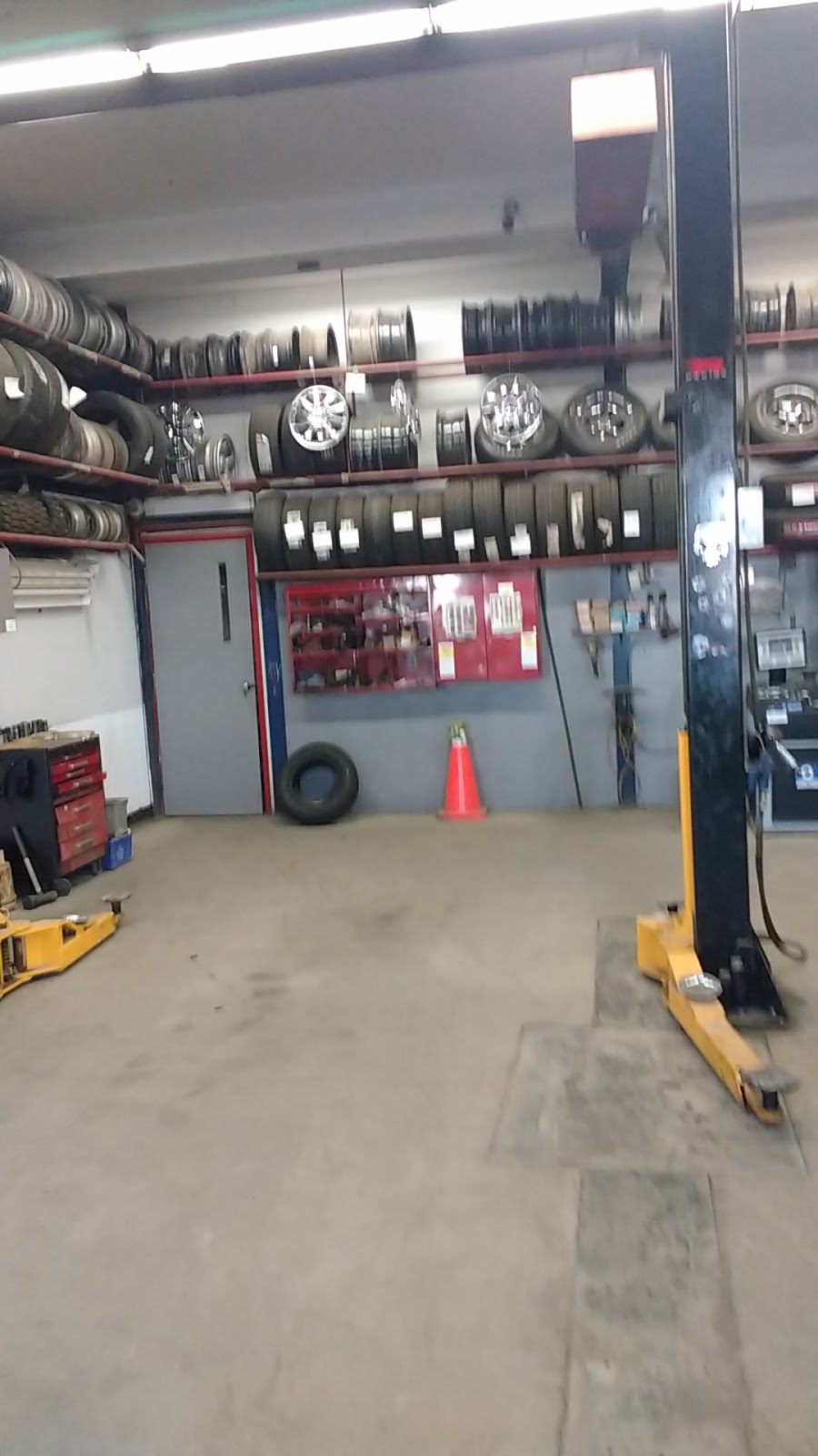 Machineries et Pneus Rosaire Thériault | 1441 Boulevard Saint Laurent E, Louiseville, QC J5V 2L4, Canada | Phone: (819) 228-8426