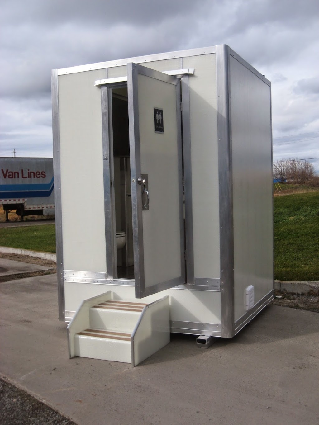 Lacombe Toilet Rentals™ | 4117 Belgreen Dr, Gloucester, ON K1G 3N2, Canada | Phone: (613) 738-2775