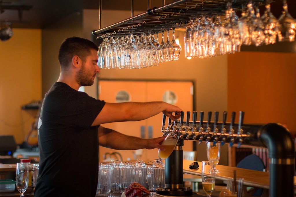 Baleine Endiablée - Microbrasserie & Auberge Conviviale | 229 QC-132, Rivière-Ouelle, QC G0L 2C0, Canada | Phone: (418) 371-0758