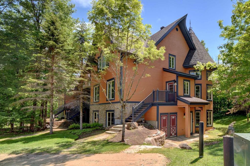 Le Manoir 106-7 by Escapades Tremblant | 7-106 Chemin des Quatre-Sommets, Mont-Tremblant, QC J8E 1C6, Canada | Phone: (877) 352-6626