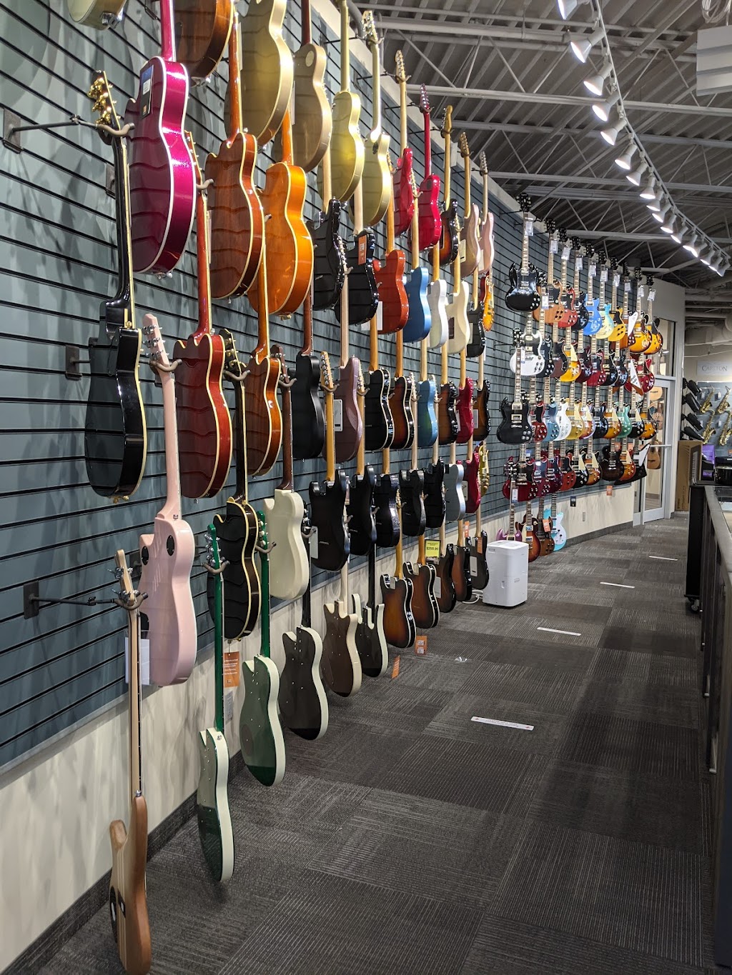 Long & McQuade Musical Instruments | 2762 Princess St, Kingston, ON K7P 2W6, Canada | Phone: (613) 384-9225