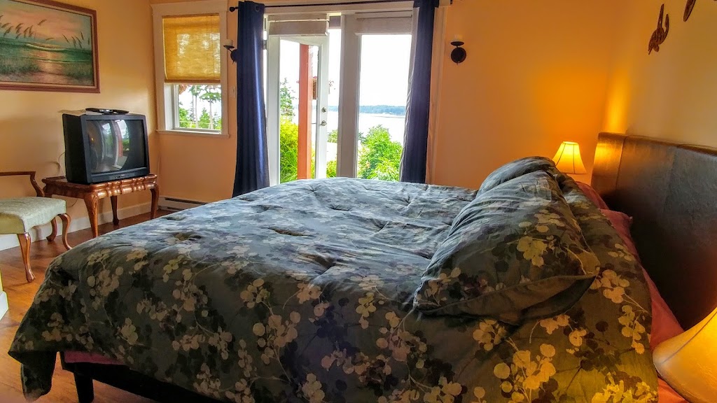 Two Eagles Lodge | 6409 Island Hwy S, Union Bay, BC V0R 3B0, Canada | Phone: (250) 335-2342