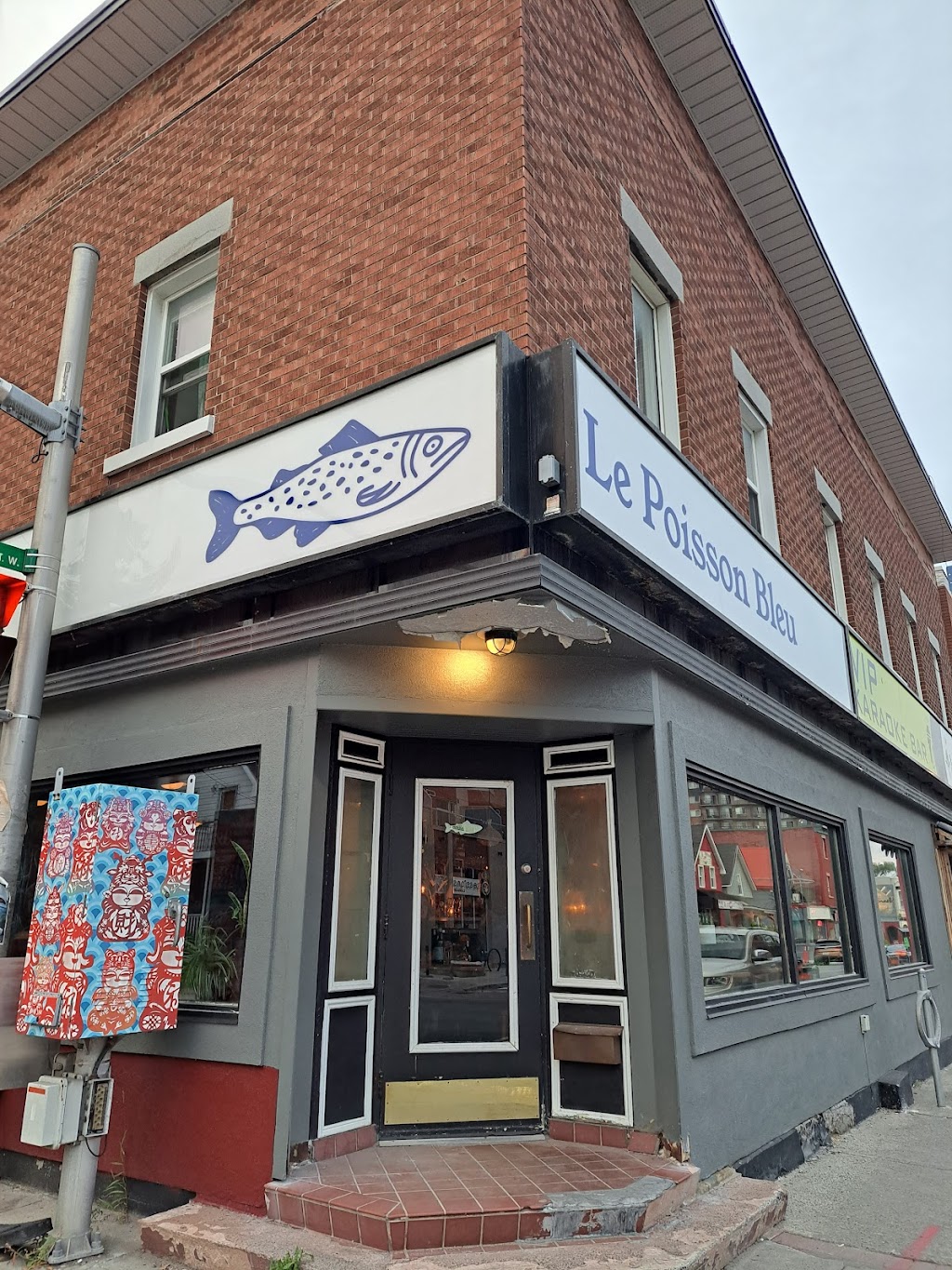 Le Poisson Bleu | 610 Somerset St W, Ottawa, ON K1R 5K4, Canada | Phone: (613) 656-1638