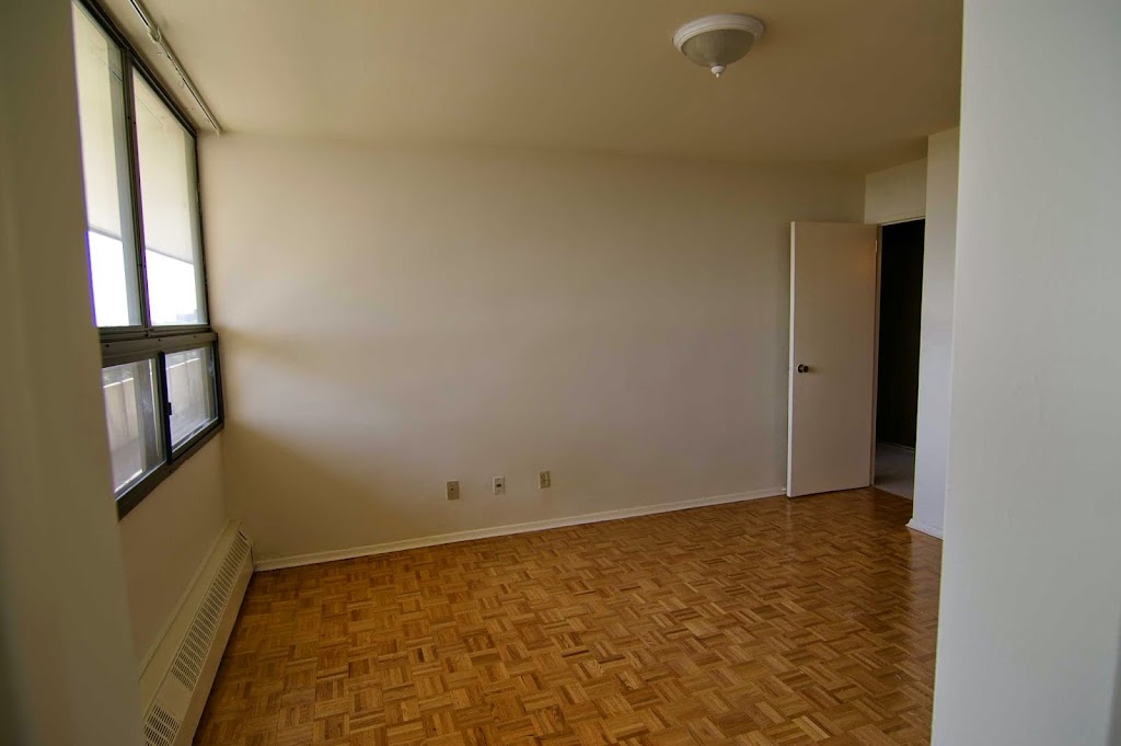 Applewood Towers Apartments | 1055 Bloor St, Mississauga, ON L4Y 2N5, Canada | Phone: (905) 279-2641