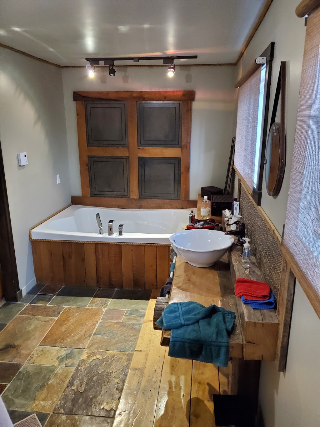 Maison du lac | 5049 Boulevard des Vétérans, Lac-Mégantic, QC G6B 2G4, Canada | Phone: (819) 340-1839