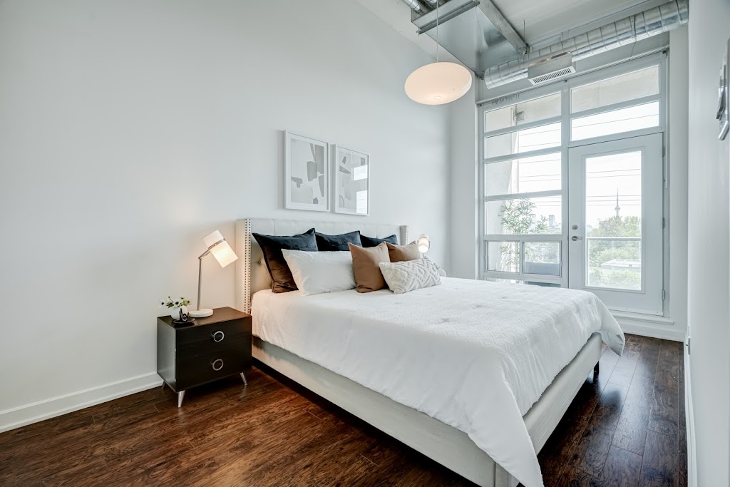 A Smiling Painter | 964 Dundas St W, Toronto, ON M6J 1W5, Canada | Phone: (416) 414-9477