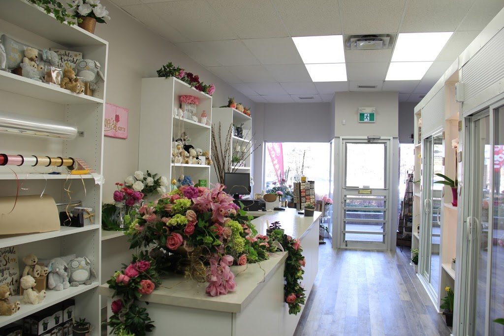 Alanas Flowers & Gifts | 1125 Bloor St Unit 13, Mississauga, ON L4Y 2N4, Canada | Phone: (905) 232-6363
