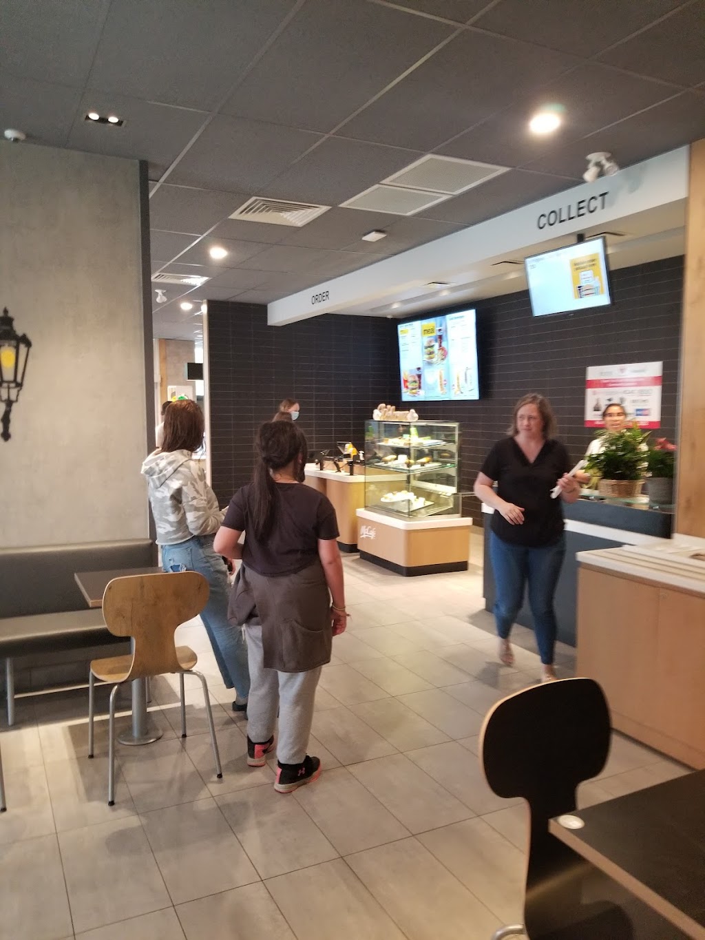McDonalds | 445 Watson Pkwy N, Guelph, ON N1E 7C6, Canada | Phone: (519) 821-6081