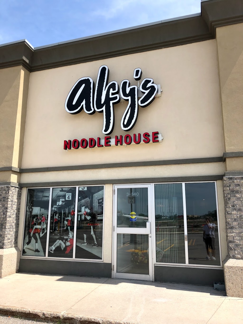 Alfys Noodle House | 840 Waverley St #3B, Winnipeg, MB R3T 5Z7, Canada | Phone: (204) 489-6814