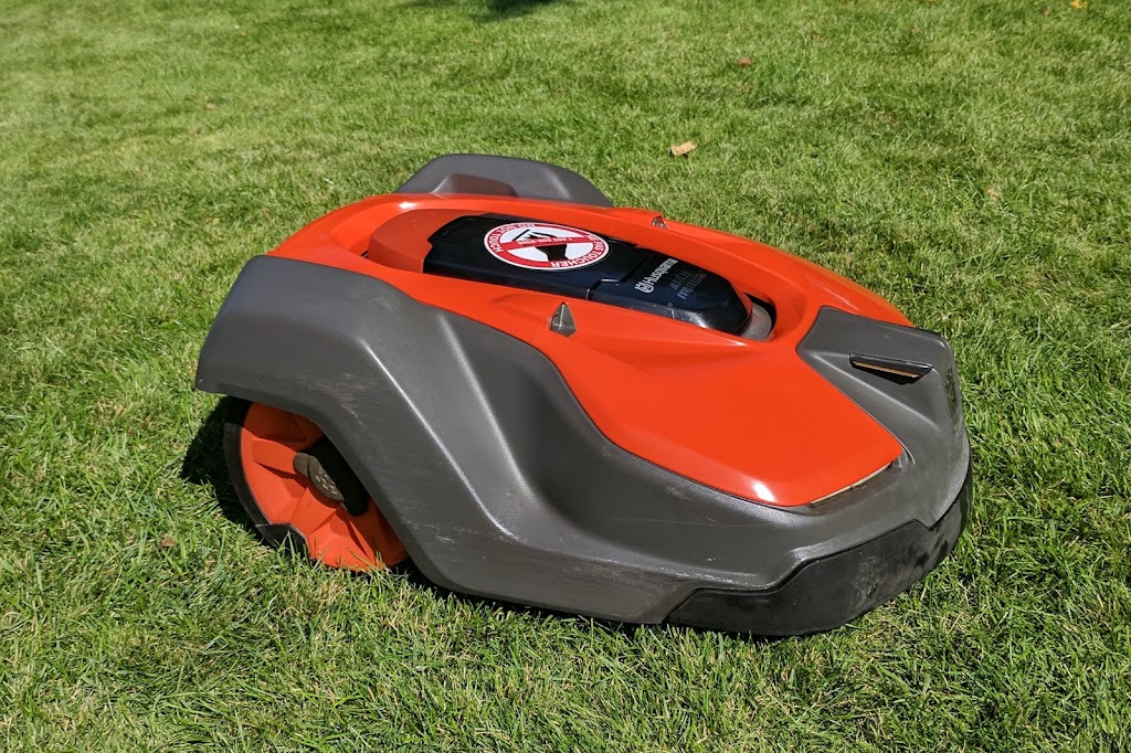 Robotonte Inc. | Entretien de pelouse automatique | 2210 Mnt des Laurentides, Saint-Barthélemy, QC J0K 1X0, Canada | Phone: (855) 635-2356
