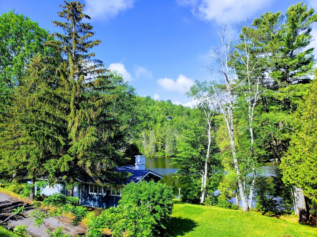 Hotel Restaurant le Petit Lac | 2010 Chemin Pierre Péladeau, Sainte-Adèle, QC J8B 1Z5, Canada | Phone: (450) 745-4545