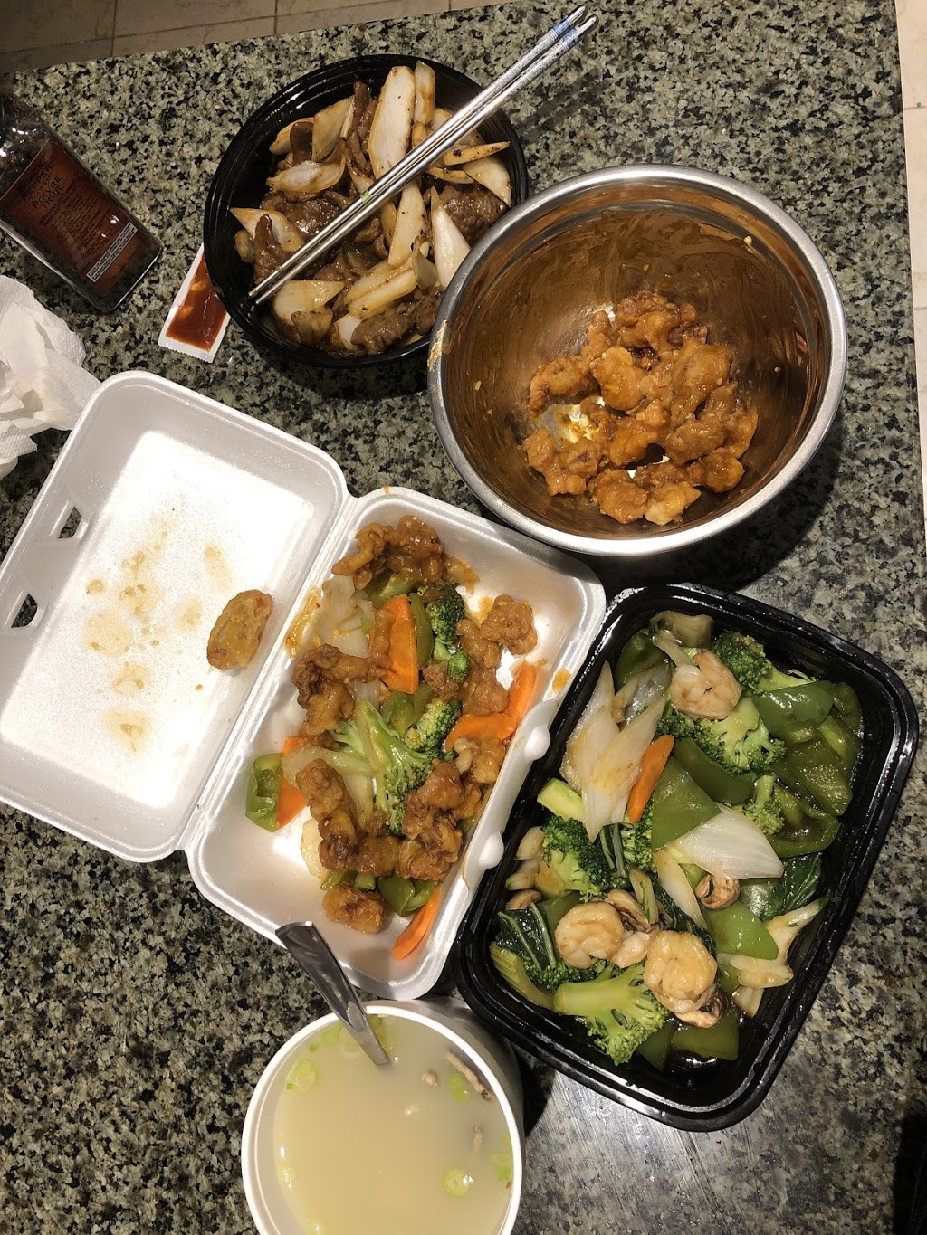 New Flower Drum Restaurant | 2428 Lake Shore Blvd W, Etobicoke, ON M8V 1B7, Canada | Phone: (416) 255-7717