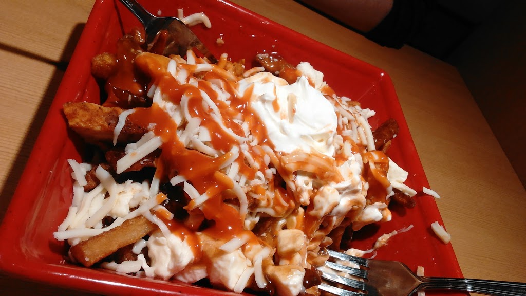 Planète Poutine et Cie | 20 Boulevard de Mortagne, Boucherville, QC J4B 1Z2, Canada | Phone: (450) 449-3232