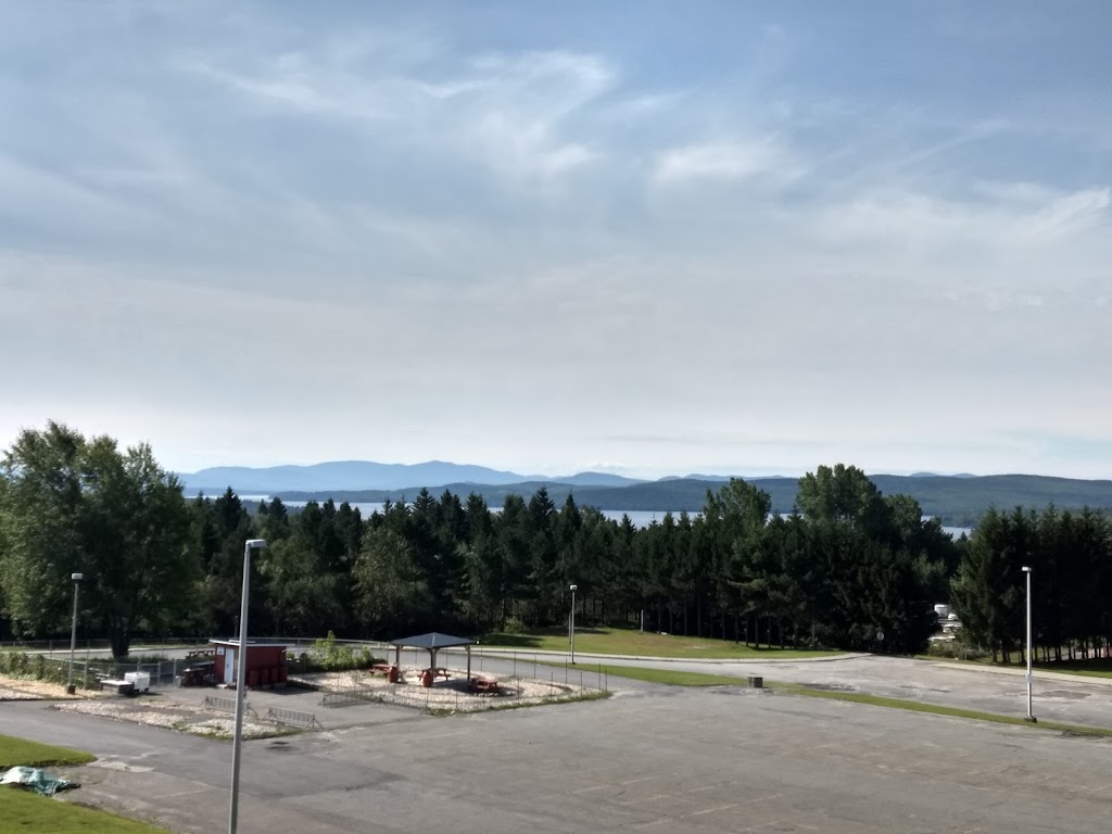 Hotel Motel Le Château | 3423 Rue Laval, Lac-Mégantic, QC G6B 1A5, Canada | Phone: (819) 583-5117