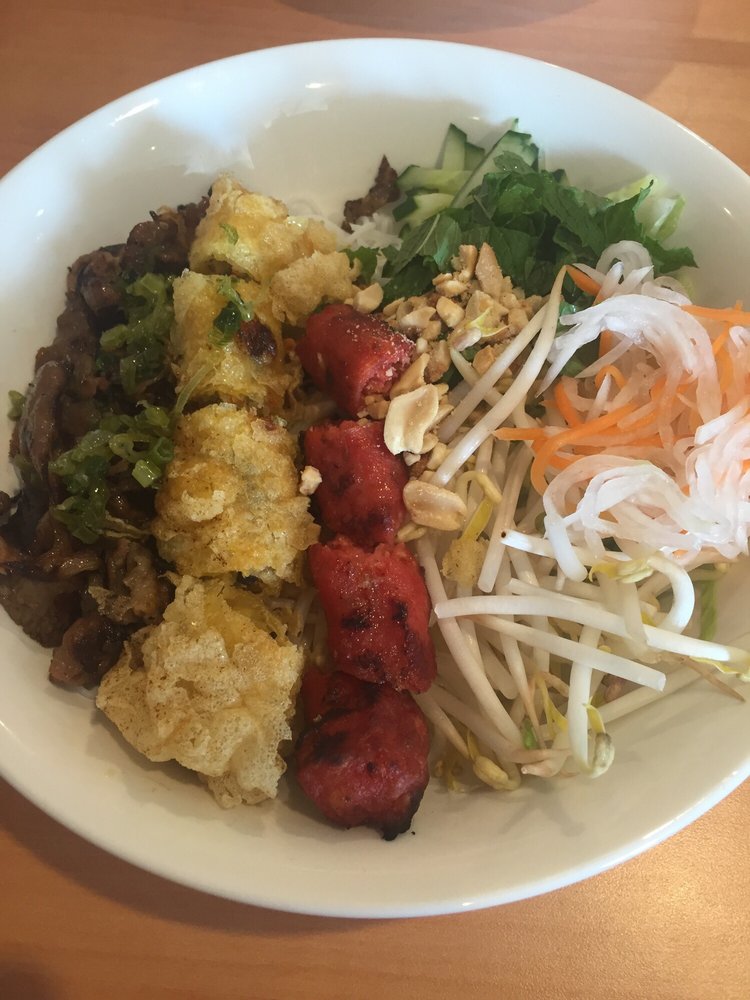 Pho Queen City | 3085 Hurontario St #13, Mississauga, ON L5A 4E4, Canada | Phone: (905) 615-8288