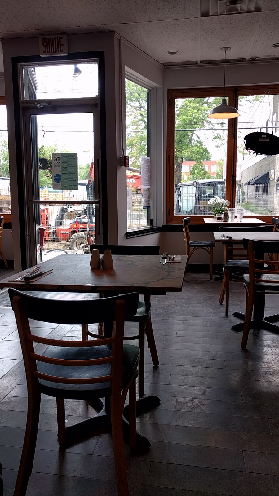 Aux Bourgeois bistro | 362 Rue Principale O, Magog, QC J1X 2A9, Canada | Phone: (819) 843-8383