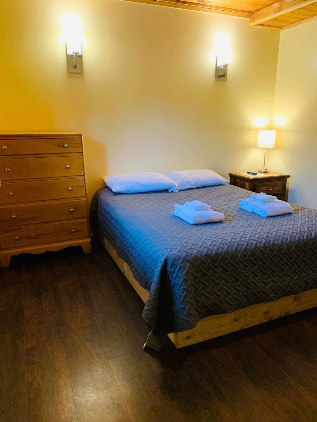 Pine Crest Motel & Cabins | 1288 Barton Orleans Rd, Barton, VT 05822, USA | Phone: (802) 525-3472