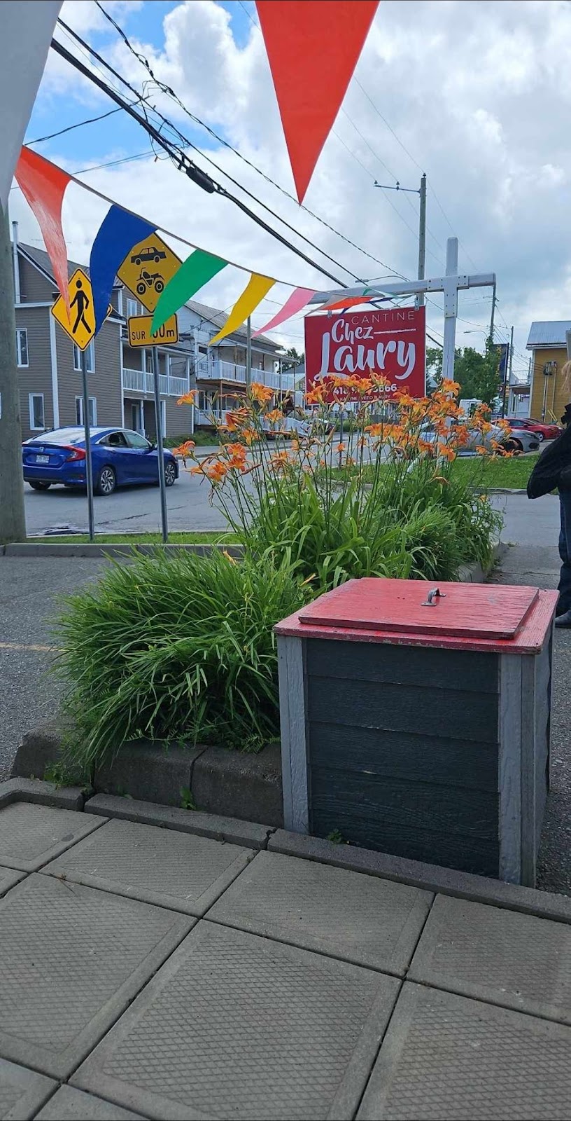 Cantine Chez Laury | 76 Rue Principale N, Saint-Jean-de-Dieu, QC G0L 3M0, Canada | Phone: (418) 963-3666