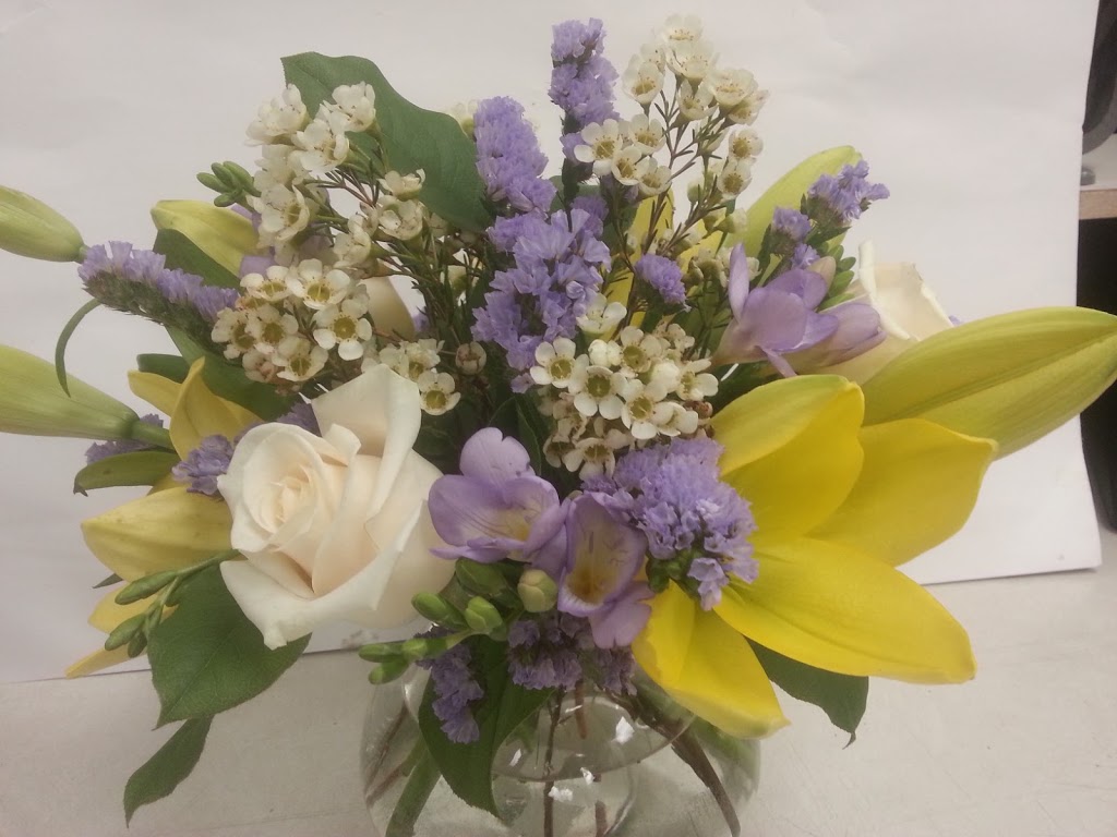 Tottenham Flowers & Gifts | 55 Queen St S, Tottenham, ON L0G 1W0, Canada | Phone: (905) 936-2885