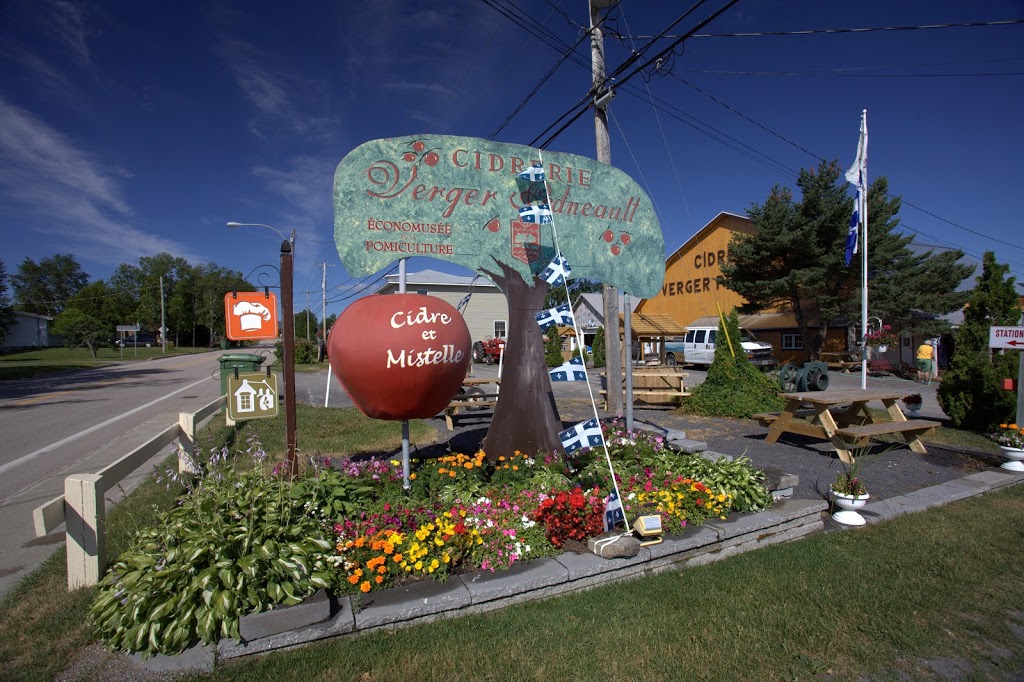 Cidrerie Vergers Pedneault | Isle-aux-Coudres | 3384 Chemin des Coudriers, Saint-Bernard-sur-Mer, QC G0A 3J0, Canada | Phone: (418) 438-2365