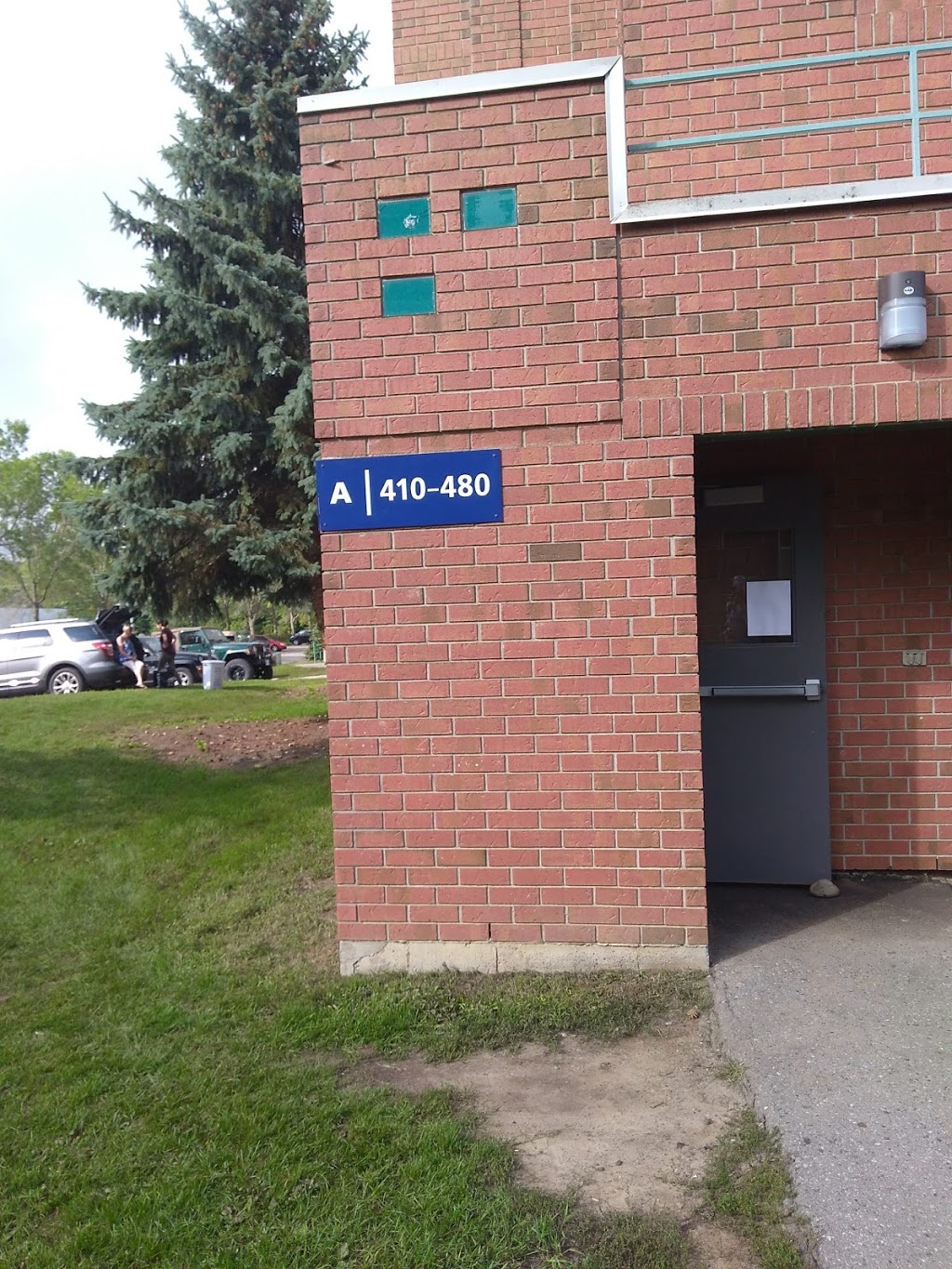 Severn Court Student Residence | 555 Wilfred Dr, Peterborough, ON K9K 1W1, Canada | Phone: (705) 740-0909