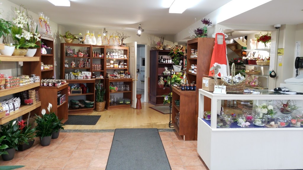 Fleuriste Daluka | 2259 Boulevard Guillaume-Couture, Saint-Romuald, QC G6W 2S2, Canada | Phone: (418) 834-6661