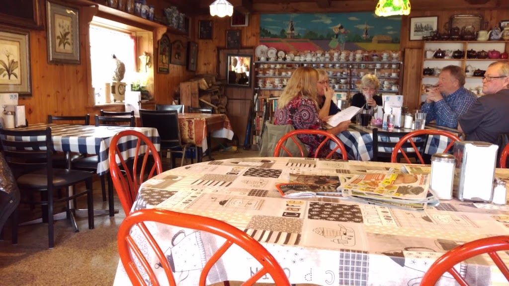 Holland House Restaurant & Tavern | 33317 Talbot Line, Iona Station, ON N0L 1P0, Canada | Phone: (519) 488-5294