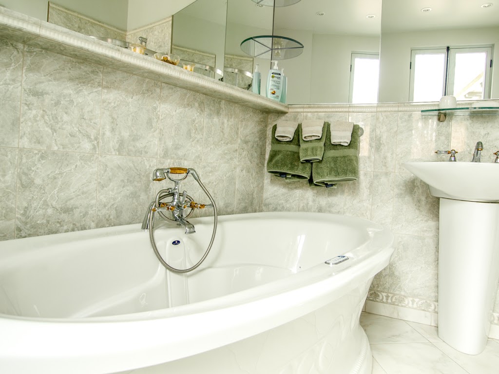 Beechmount Bed and Breakfast | 134 W Gate, Winnipeg, MB R3C 2E1, Canada | Phone: (866) 797-0905