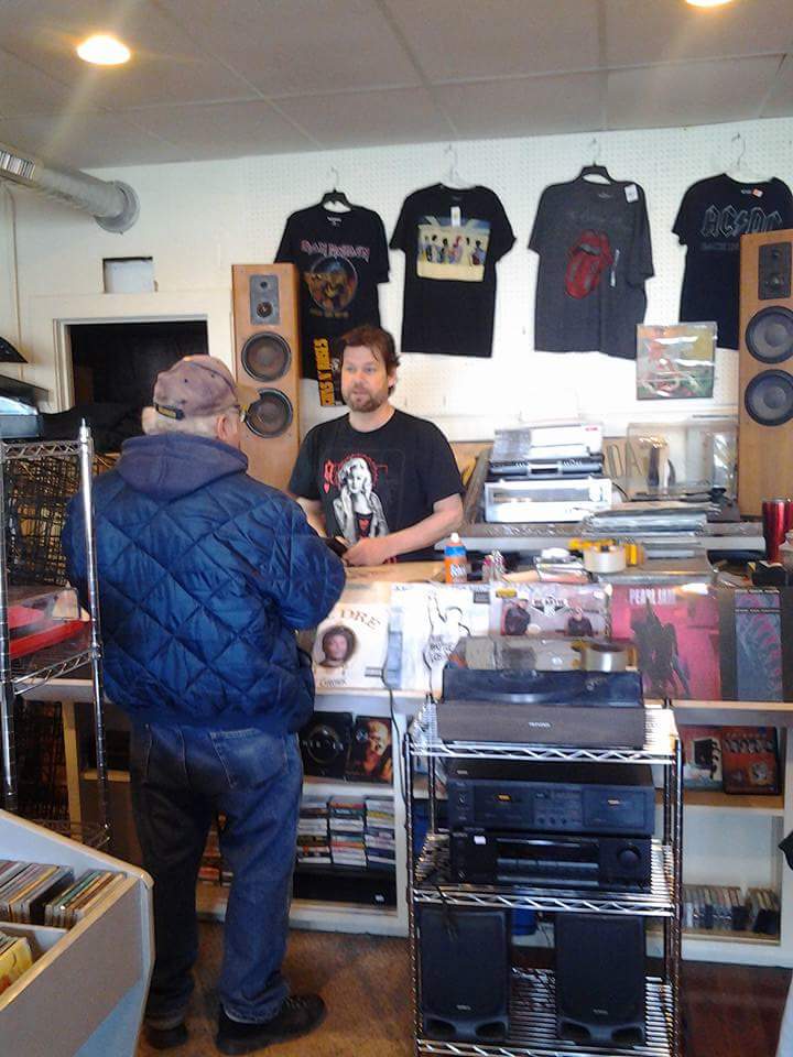 Rick’s Record Shack & Wifey’s Closet | 3348 Lake Shore Rd, Buffalo, NY 14219, USA | Phone: (716) 563-9116