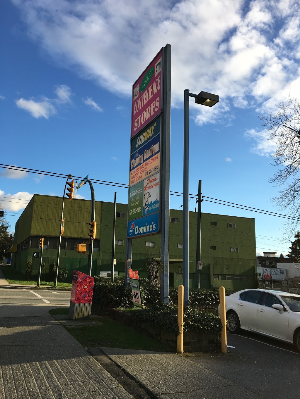 Dominos | 2083 Dundas St, Vancouver, BC V5L 1J5, Canada | Phone: (604) 215-9800
