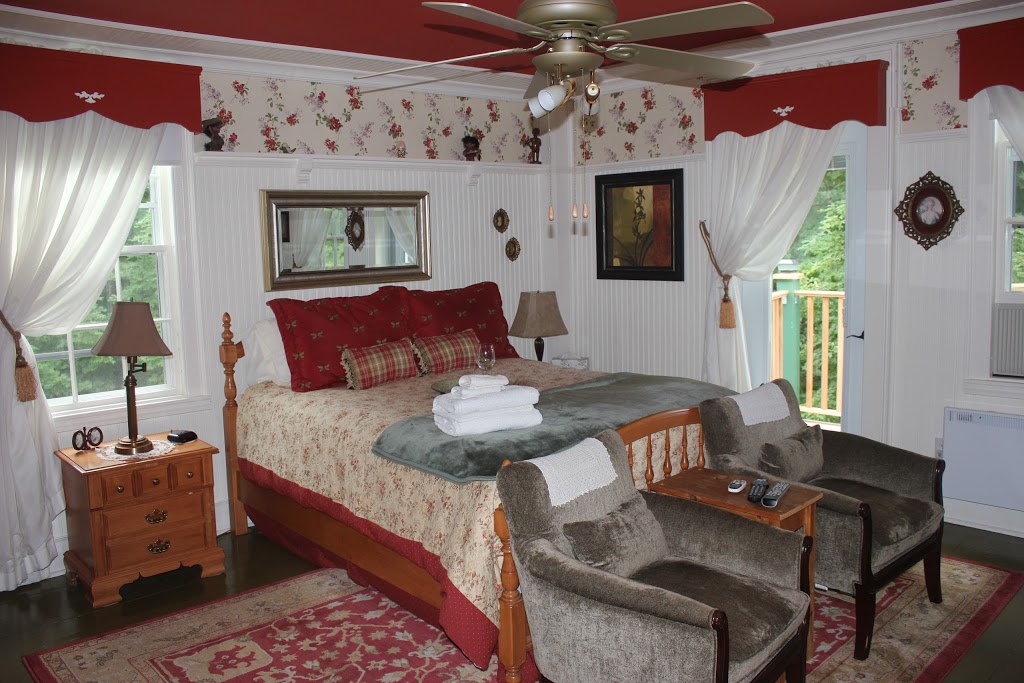 Domaine Les Boisés Lee Farm (B&B)(Circa1810) | 20 Boulevard Notre-Dame O, Stanstead, QC J0B 3E2, Canada | Phone: (819) 876-5115