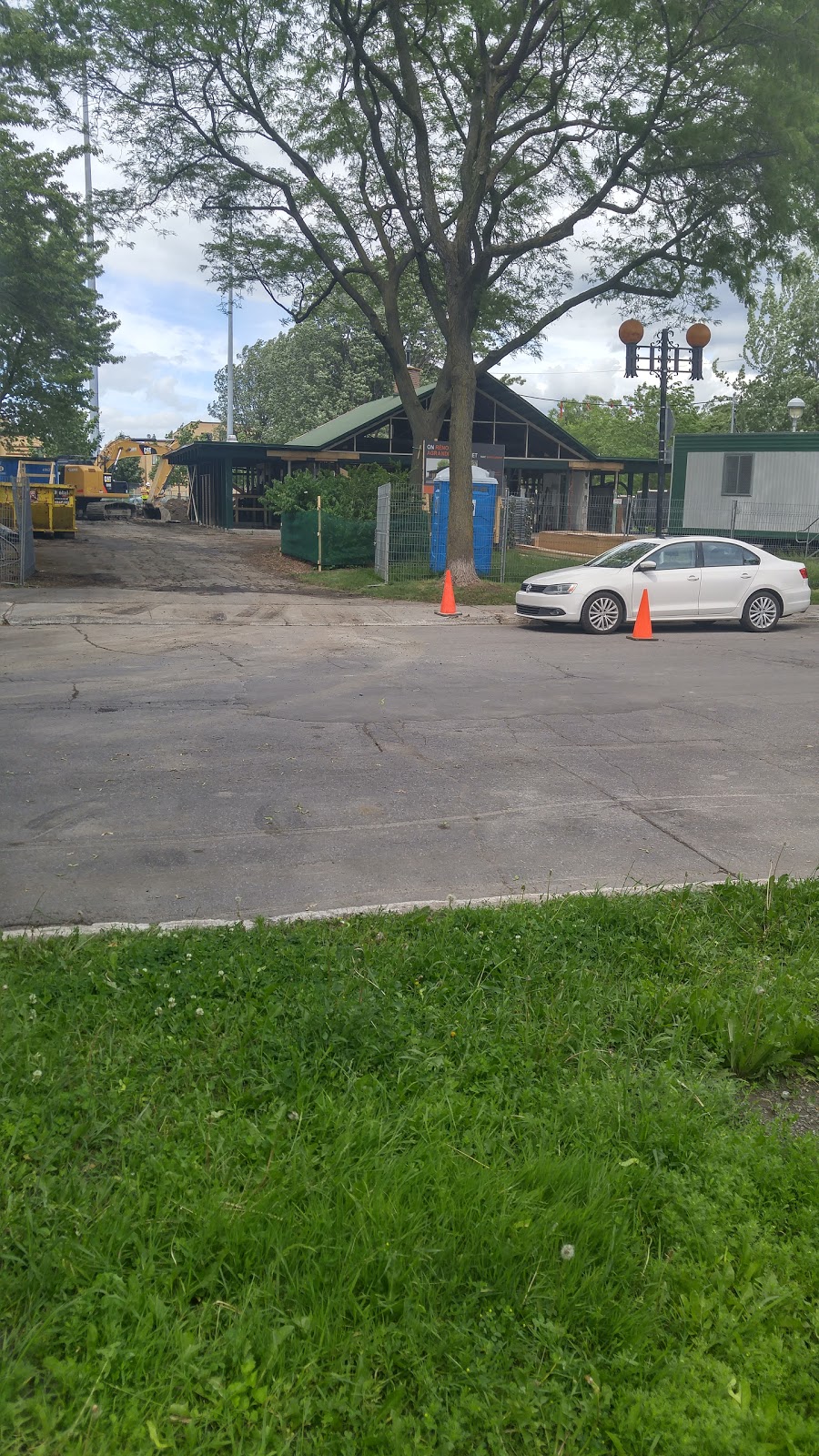 Parc Saint-Clément | Mercier-Hochelaga-Maisonneuve, Montreal, QC H1V, Canada | Phone: (514) 872-0311