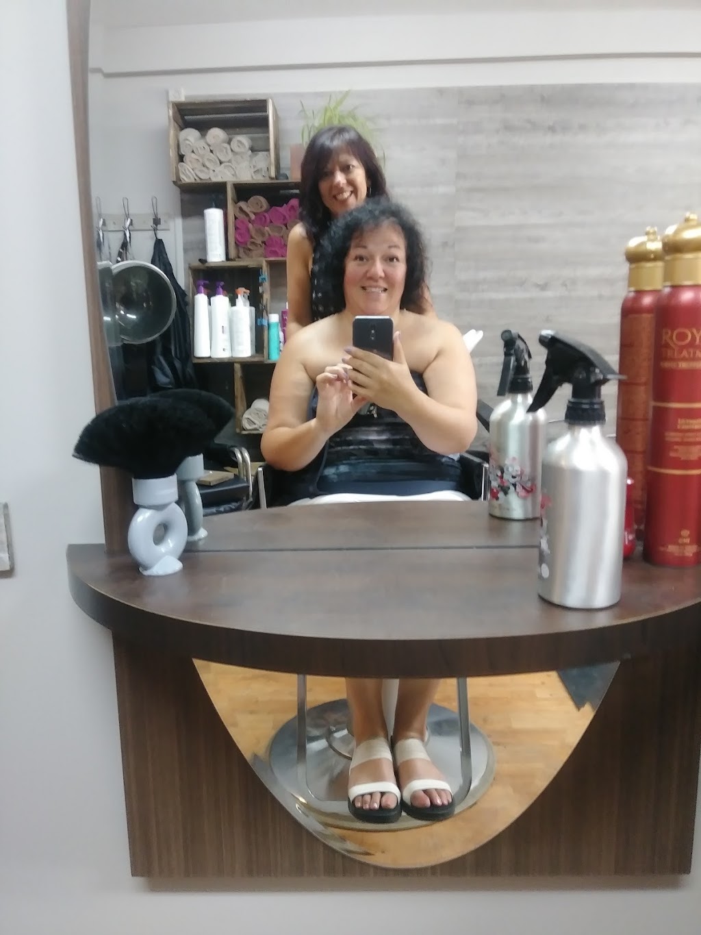 Salon De La Place Pour Elle Et Lui | 6 Pl. du Marché, Beauharnois, QC J6N 2S1, Canada | Phone: (450) 429-7770
