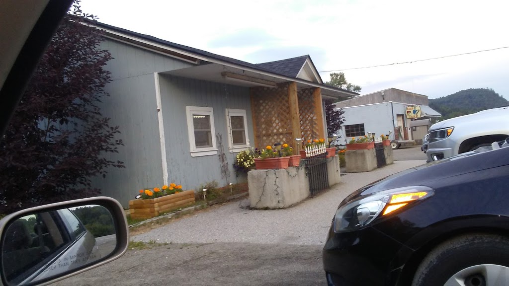 Claudette & Deans Place | 1858 US-3, North Stratford, NH 03590, USA | Phone: (603) 922-3299