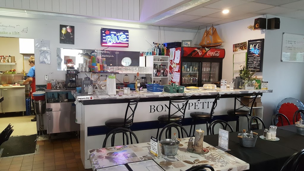 Izzys Schooners Restaurant & Patio Lookout | 35 Robinson St, Port Burwell, ON N0J 1T0, Canada | Phone: (519) 874-4363