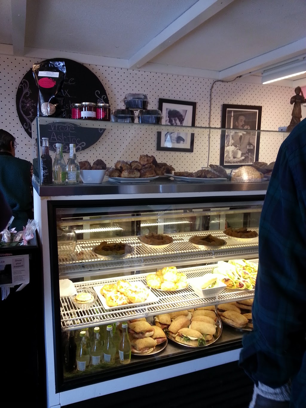 Boulangerie Dans Un Village | 242 Chemin Old Chelsea, Chelsea, QC J9B 1J3, Canada | Phone: (819) 827-8530