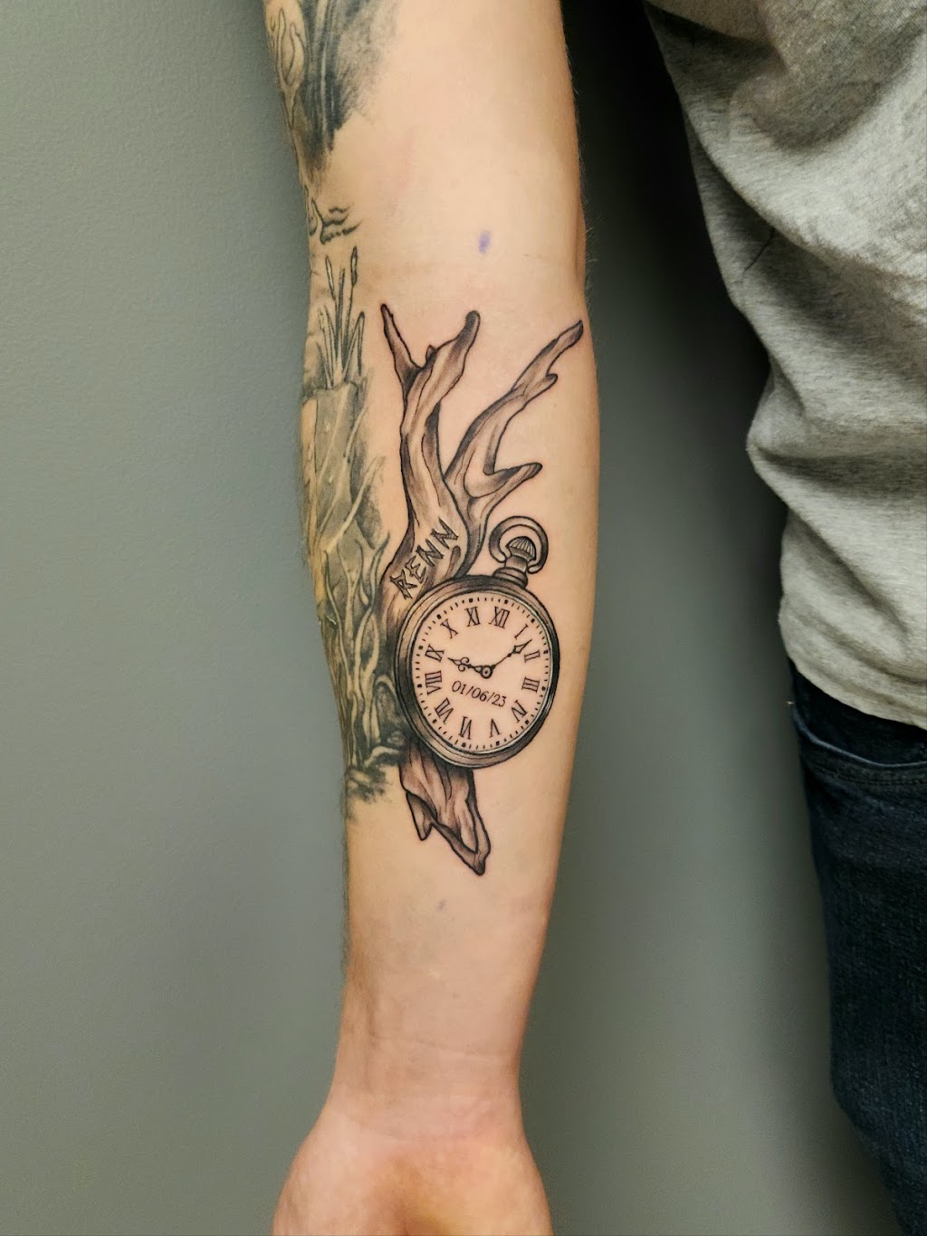 Black Chandelier Tattoo | 89 River St, Sunderland, ON L0C 1H0, Canada | Phone: (905) 993-1159